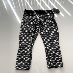 New! NIKE crop length leggings. Size M